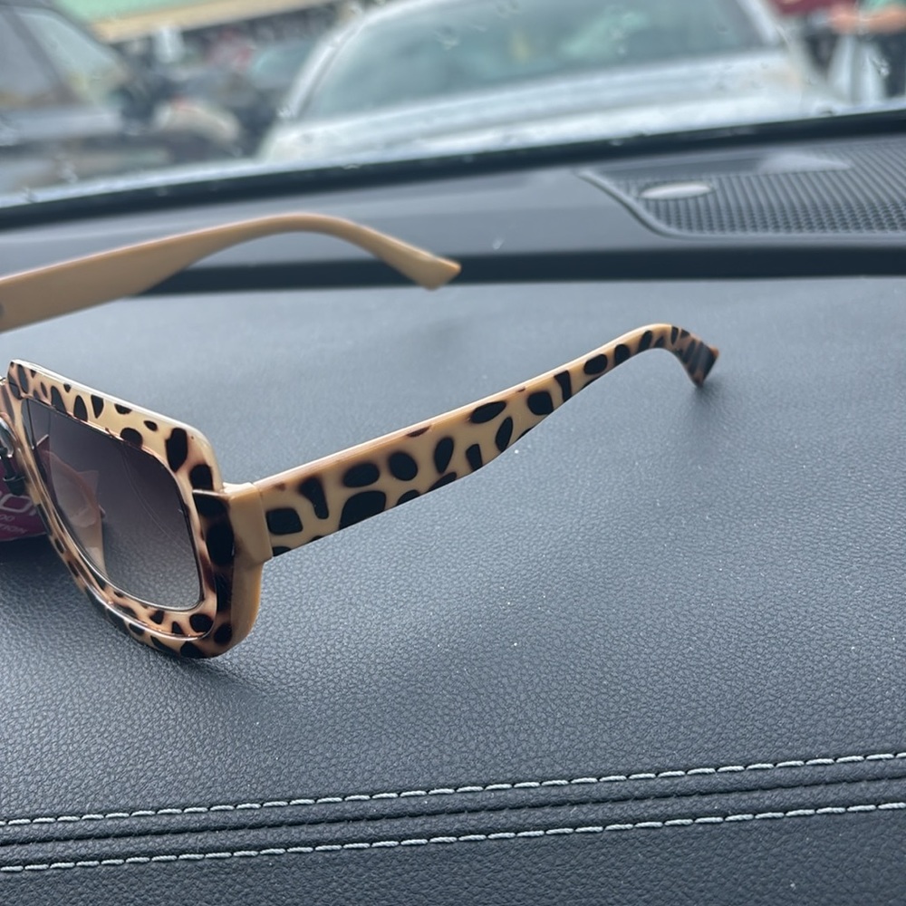 Super cute sunglasses 🕶️ - Picture 3 of 4